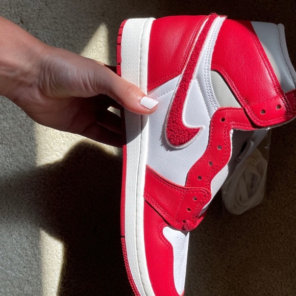 Air Jordan 1 Retro High OG Women's Shoes
Style: DJ4891-061 - Picture 2 of 8